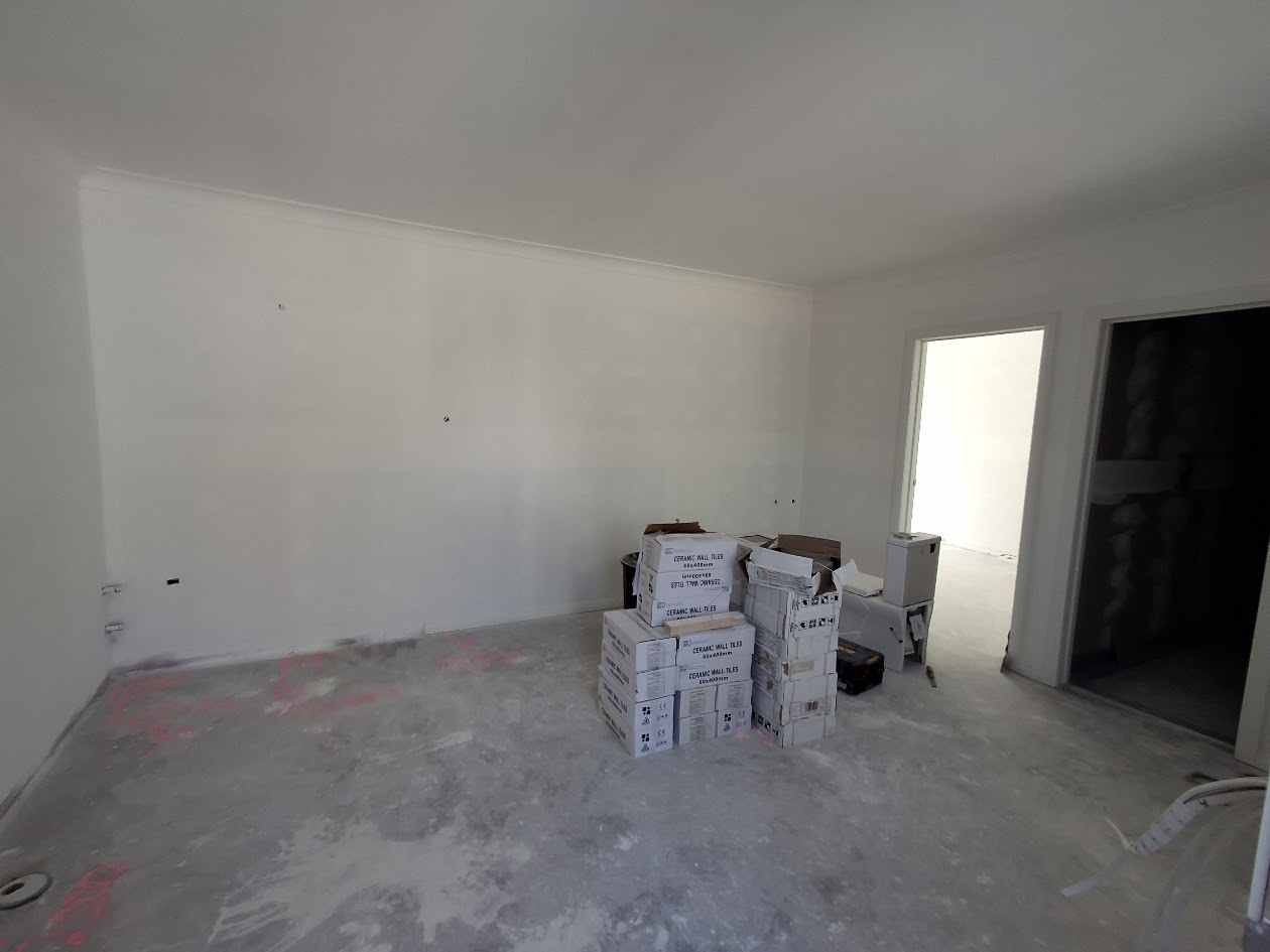 Wall lining with a clearly visible junction beside a doorway