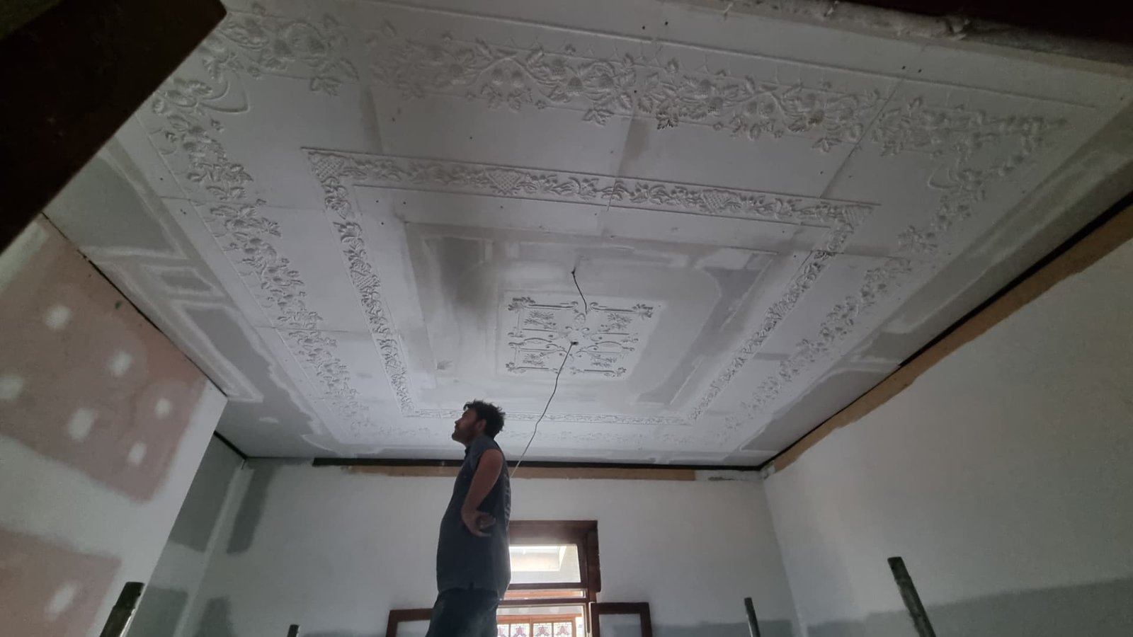 Decorative cornice profile at an internal corner