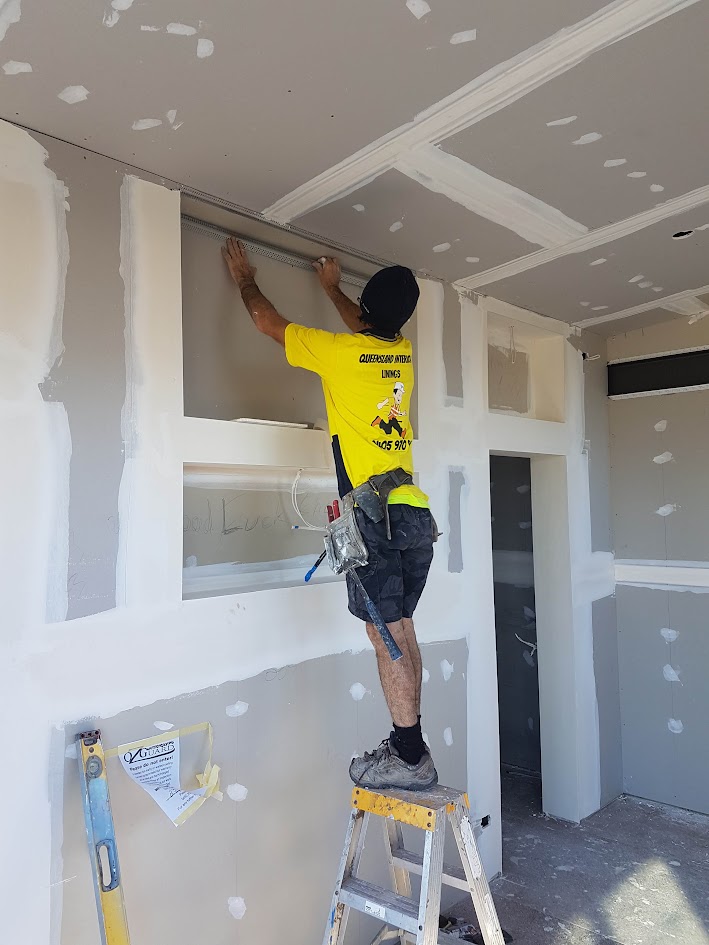 Joint finishing stage with protected floors and dust-extraction sanding equipment